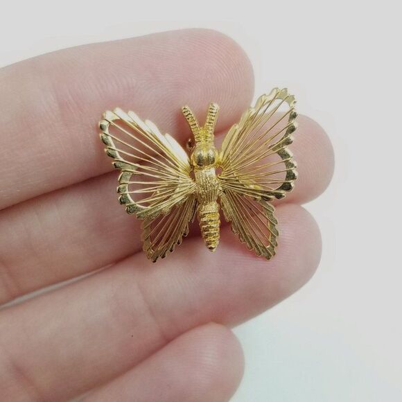 Vintage Little Gold Tone Butterfly Brooch, Wire Wings, Metal Lapel Pin, Estate - Picture 2 of 6